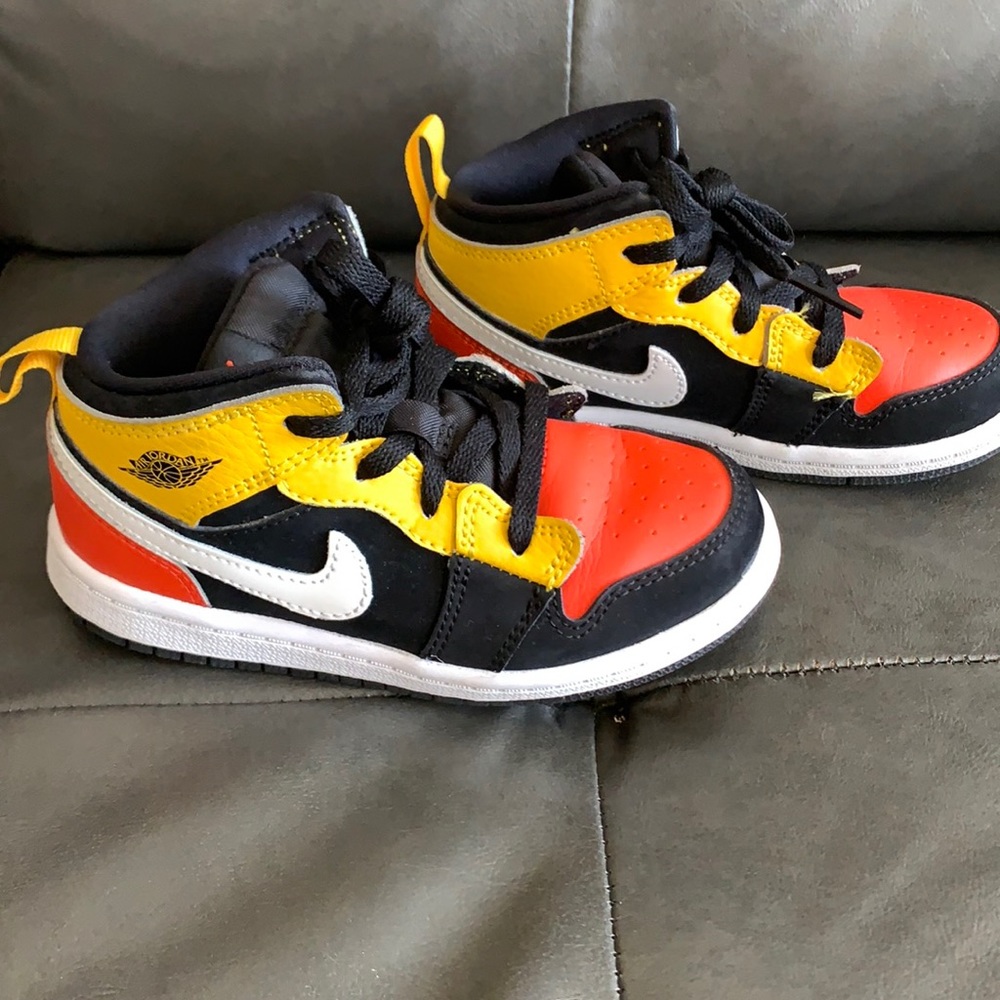 AIR JORDAN 1 MID SE 'AMARILLO'